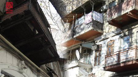 Bakının mərkəzində köhnə eyvanlar TƏHLÜKƏ saçır &ndash; Hər an faciə baş verə bilər &ndash; VİDEO