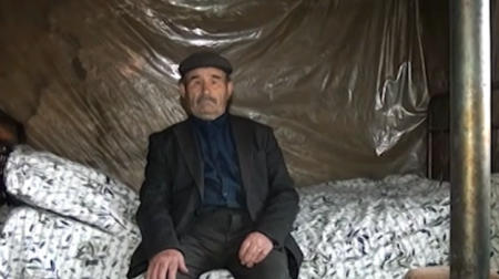 Hədiyyə bəhanəsi ilə oğurluq: Goranboyda 81 yaşlı kişini aldadıblar &ndash; VİDEO