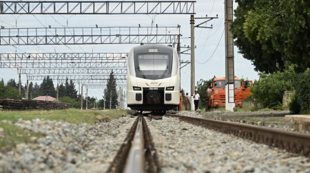 Kürdəmirdə DƏHŞƏT: Qatarın üzərindən keçmək istəyən məktəblini &ldquo;tok&rdquo; vurdu