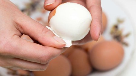 Qaynanmış yumurtanı tezbazar soymağın ən asan ÜSULU