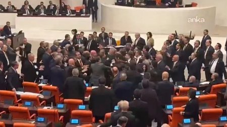 Türkiyə parlamentində dava &ndash; ANBAAN VİDEO
