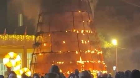 Şəhər meydanındakı bayram yolkası yanaraq külə döndü - VİDEO