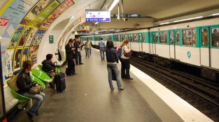 Başörtülü qadın Paris metrosunda TƏHQİR EDİLDİ