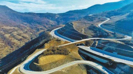 Azad edilmiş ərazilərdə uzunluğu 3700 kilometrdən çox olan avtomobil yolları inşa olunur