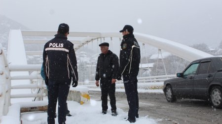 Polis əməkdaşları qarlı havada gücləndirilmiş rejimdə xidmət aparır - FOTO
