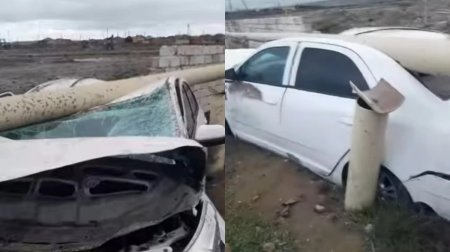 Bakıda minik avtomobili yol kənarındakı maneəyə çırpıldı - VİDEO