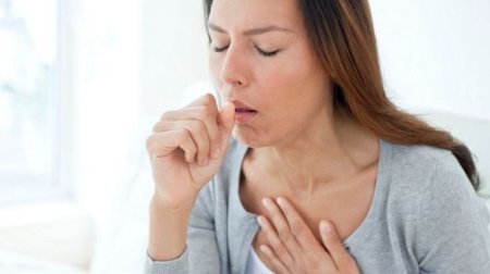 Öskürəkdən əziyyət çəkənlərə XƏBƏRDARLIQ &ndash; Bu içkilərdən UZAQ DURUN!