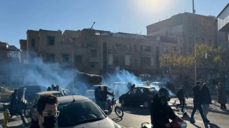 İranda güclü etirazlar - Rəisinin heykəlini aşırdılar &ndash; VİDEO