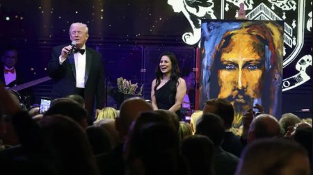 Trampın gözü qarşısında 10 dəqiqəyə çəkilən tablo 3 milyon dollara SATILDI - FOTOLAR