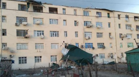 Bakıda binanın fasadı uçdu &ndash; Anbaan VİDEO