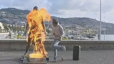 Ronaldonun heykəli yandırıldı - VİDEO