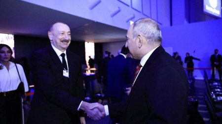 İlham Əliyev və Paşinyan Davosda ayaqüstü söhbət etdi