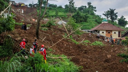 İndoneziyada dəhşətli FƏLAKƏT &ndash; Onlarla insan torpaq altında qaldı &ndash; VİDEO