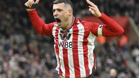 Futbolçu azarkeşlərlə dava etdi - VİDEO