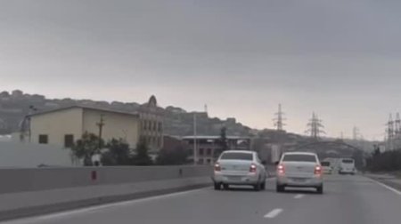 Yolda sürət yarışı təşkil edən sürücülər SAXLANILDI &ndash; VİDEO