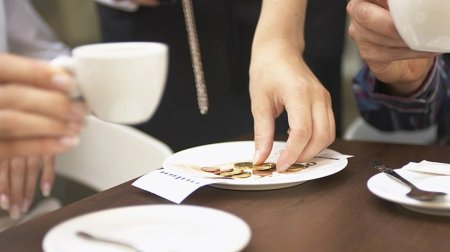 Türkiyədə restoranlarda "servis haqqı" QADAĞAN EDİLDİ
