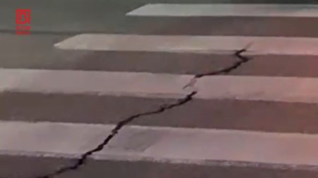 Bakının mərkəzində TƏHLÜKƏ &ndash; Yoldakı çatlar gün keçdikcə böyüyür - VİDEO