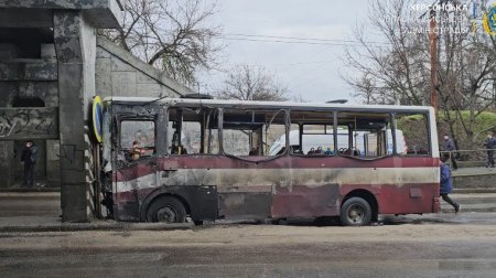 Rusiya Xersonda sərnişin avtobusunu atəşə tutdu: Ölən və yaralılar var &ndash; VİDEO