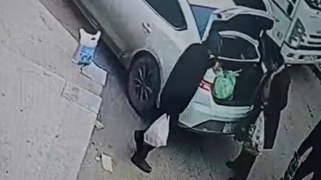 Marketdə &ldquo;kömək etdiyi&rdquo; qadını soydu &ndash; ANBAAN VİDEO