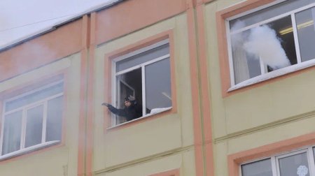 Rusiyada məktəbli qız şagirdlərə hücum etdi: Yaralılar var &ndash; FOTO/VİDEO