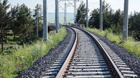 Xaçmazda qatar avtomobili vurdu &ndash; Sürücü yerindəcə HƏLAK OLDU