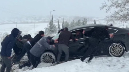 Hərəkət məhdudlaşdı, sürücülər yolda qaldı &ndash; VİDEO