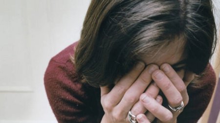 Qadın 2 azyaşlı uşağını 5-ci mərtəbədən tulladı