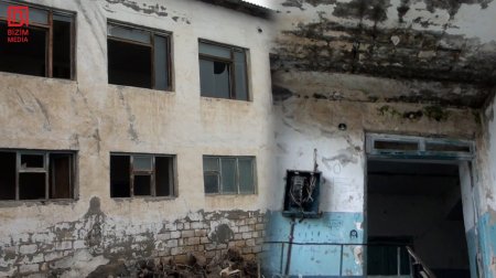 Zərdabda 52 illik məktəb binası UÇMAQ üzrədir &ndash; Valideynlər uşaqlarını dərsə BURAXMIR &ndash; VİDEO