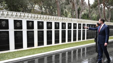 ABŞ Vitse-prezidenti Şəhidlər xiyabanını ziyarət etdi &ndash; FOTO/VİDEO
