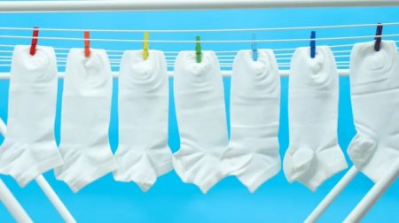 Paltar yuyarkən bir çimdik əlavə edin: Hətta ən köhnə corabları belə qar kimi ağardır