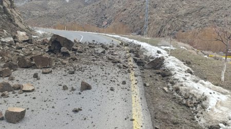 Şahbuzda avtomobil yolunda qaya uçqunu baş verdi &ndash; FOTO