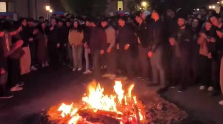 Nazir çərşənbəni Xankəndidə QEYD ETDİ: Tonqaldan tullandı, tələbələrlə yallı getdi - VİDEO