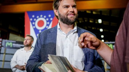 Paşinyan Vensə kitab hədiyyə edən muzey direktorunu işdən qovdu- FOTO