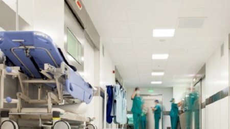 Gəncədə yeniyetmə qız 9-cu mərtəbədən YIXILDI