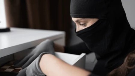 Bakıda qadın çalışdığı ofisdən 9000 dollarlıq fotoaparat OĞURLADI