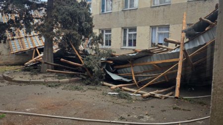 Güclü küləyin aşırdığı uşaq bağçasının dam örtüyü niyə bərpa edilmir? - AÇIQLAMA/FOTO