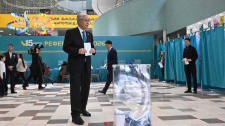Qazaxıstan Prezidenti referendumda səs verdi - FOTO