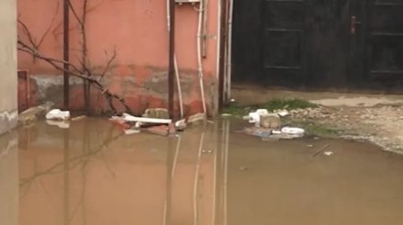 Qobu sakinləri üfunətə məhkum olub: Küçələri çirkab su basır - VİDEO