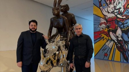 Yusif Eyvazov Anar Ələkbərovla sərgini gəzdi &ndash; FOTO