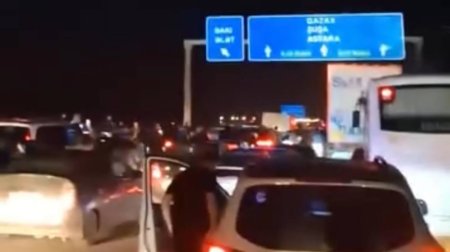 Bakı&ndash;Ələt yolunda KamAZ aşdı, uzun tıxac yarandı - VİDEO