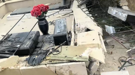 Bakıda 80 yaşlı qadın maşınla qəbirləri dağıtdı &mdash; VİDEO