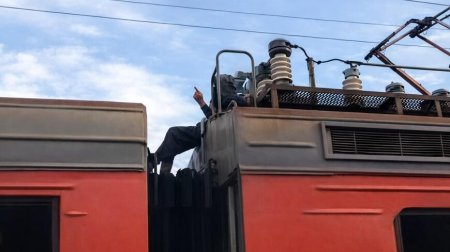 Sərnişin qatarın damında diri-diri yandı - VİDEO