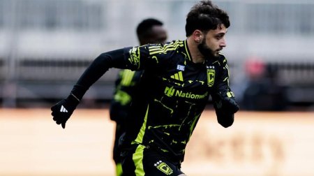 İlk oyunundan FOTOLARINI paylaşdı