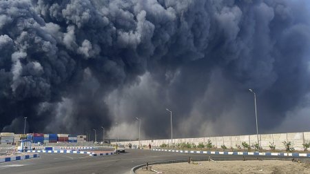 İrandakı Bəndər Ləngə limanında partlayış oldu