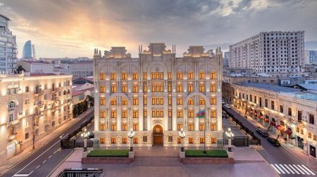 Buzovnada qaya daşlarını zədələyən şəxs SAXLANILDI