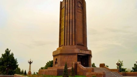 Gəncədə gənc qadın Nizami məqbərəsinin körpüsündən YIXILDI