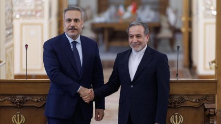 Hakan Fidan iranlı həmkarı ilə müharibəni müzakirə edib