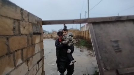 8 azyaşlı su basmış ərazilərdən təxliyə edildi &ndash; VİDEO