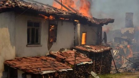 Qəbələdə yaşayış evi yandı