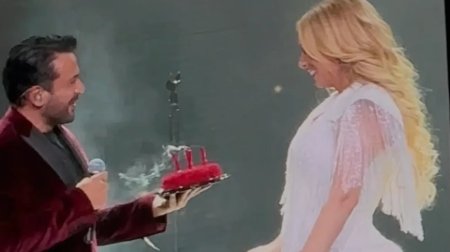 Emre Altuğdan Roza Zərgərliyə səhnədə sürpriz - VİDEO